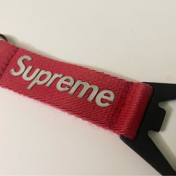 Supreme Webbing Keychain Red Logo Accessory - Picture 4 of 15